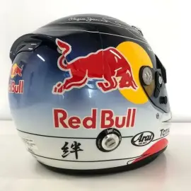 Шлем с автографом гонщика Себастьяна Феттеля, белый мрамор